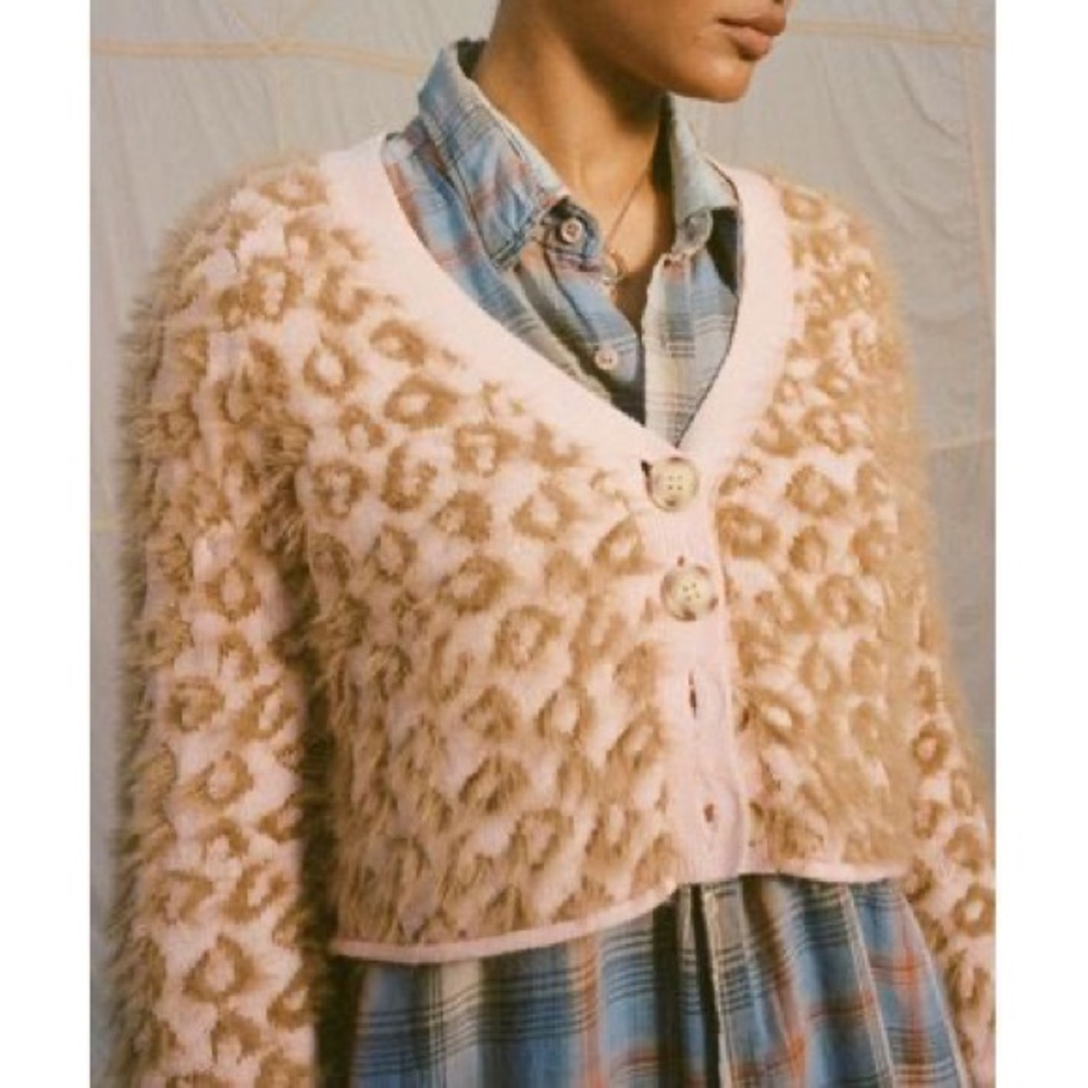 NWT UO Fuzzy Leopard Blush/Tan Cropped Cardigan Y2K - Picture 2 of 4